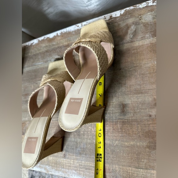 Dolce Vita women’s Nitro sandal in Natural tan Raffia with funky block heel - Picture 15 of 17